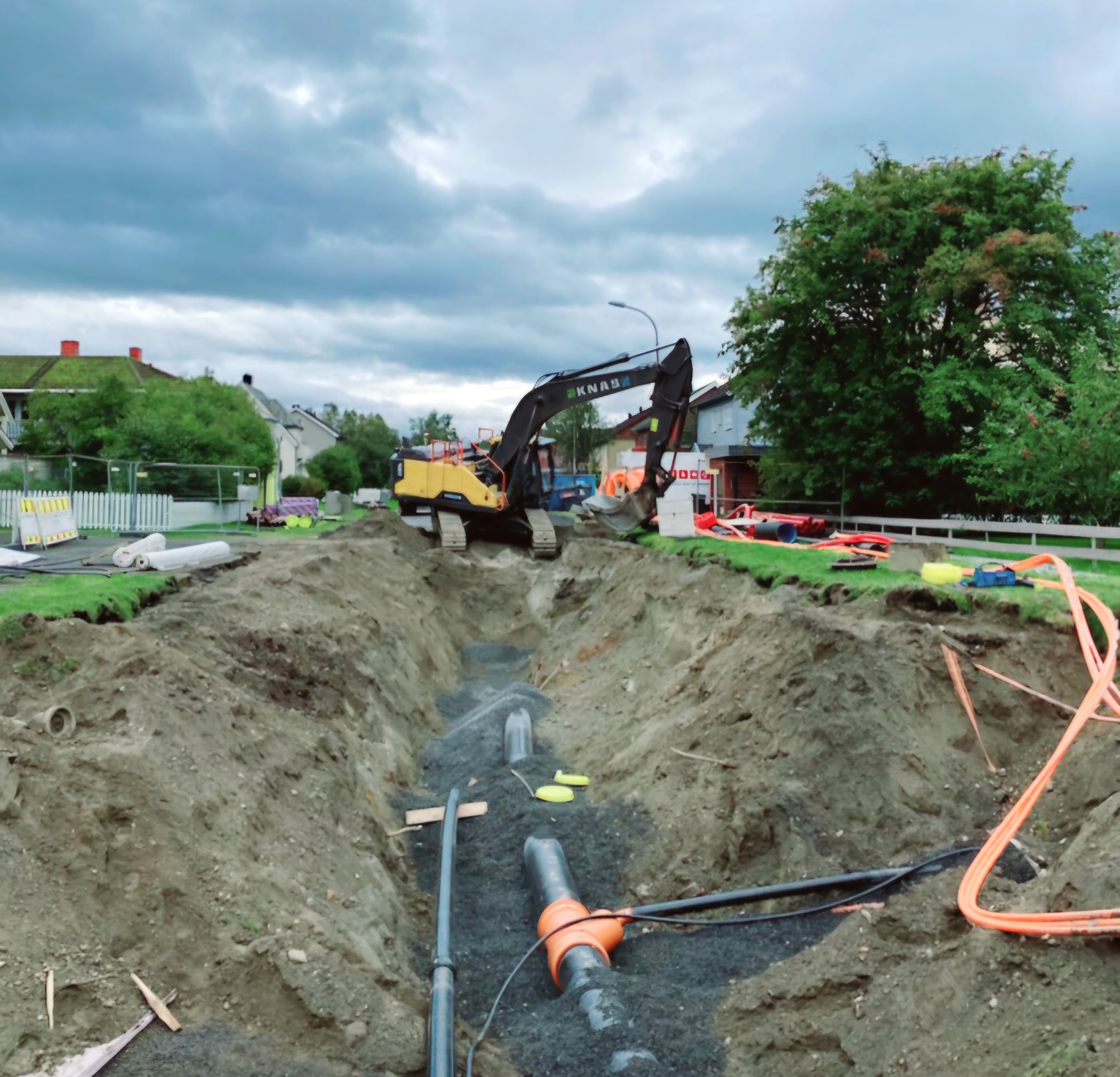 Gravemaskin på steinhaug
