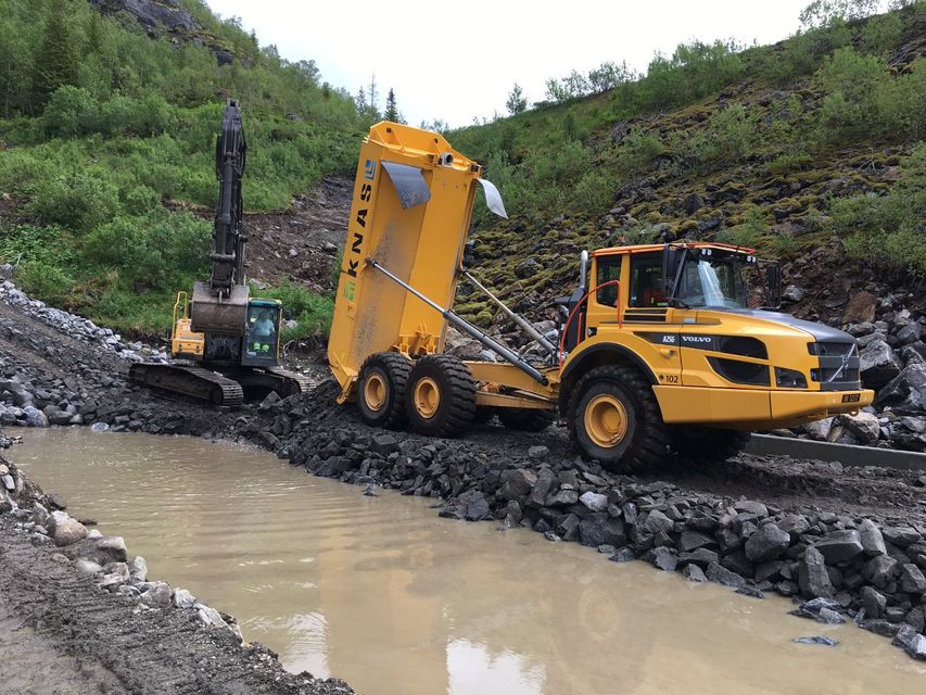 Dumper på arbeidsplass i naturen