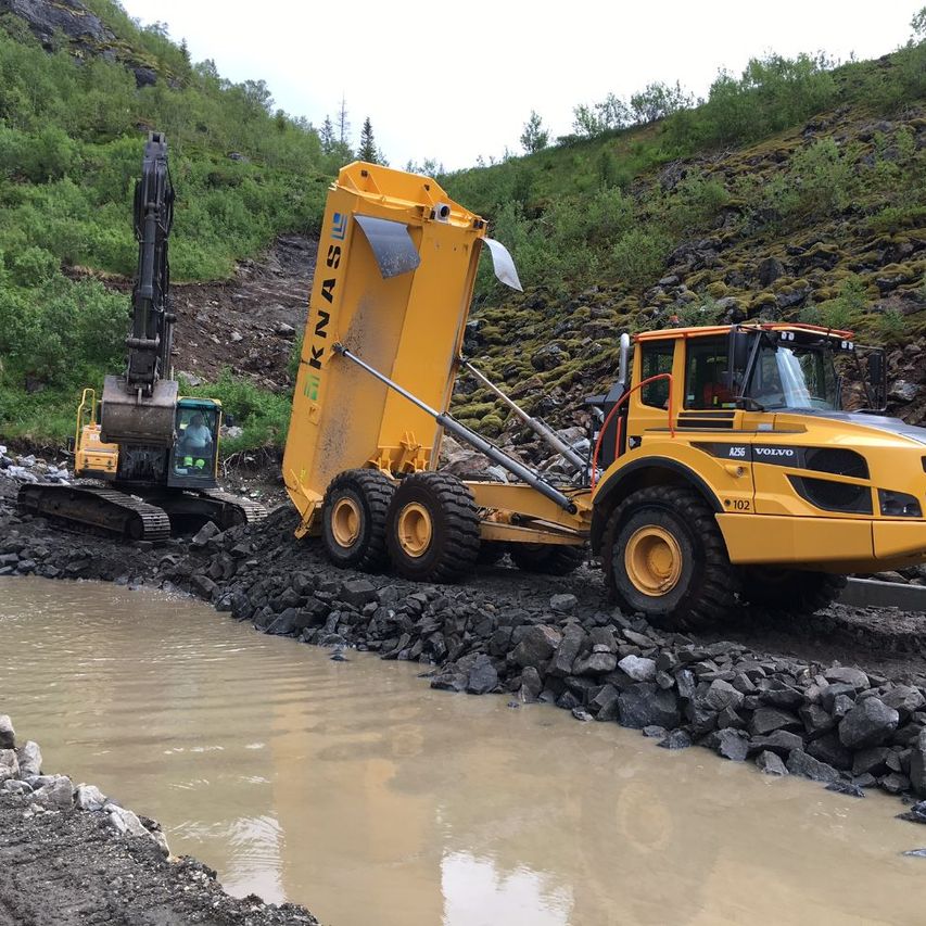 Dumper på arbeidsplass i naturen